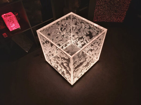 LED Beistelltisch / Sitzhocker "Le Grand Cube No. 2"